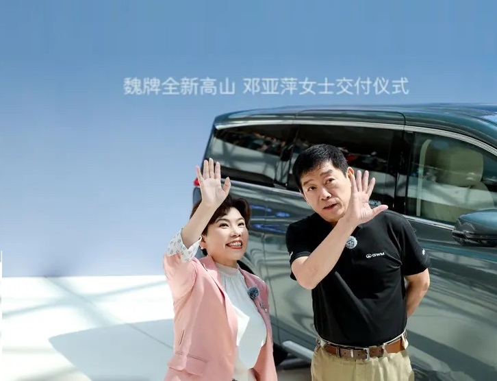 魏建军与邓亚萍切磋球技并交付高山新车，演绎跨界佳话